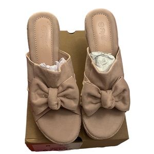 PiePieBuy brand women’s platform shoes. Size 8. New in box.